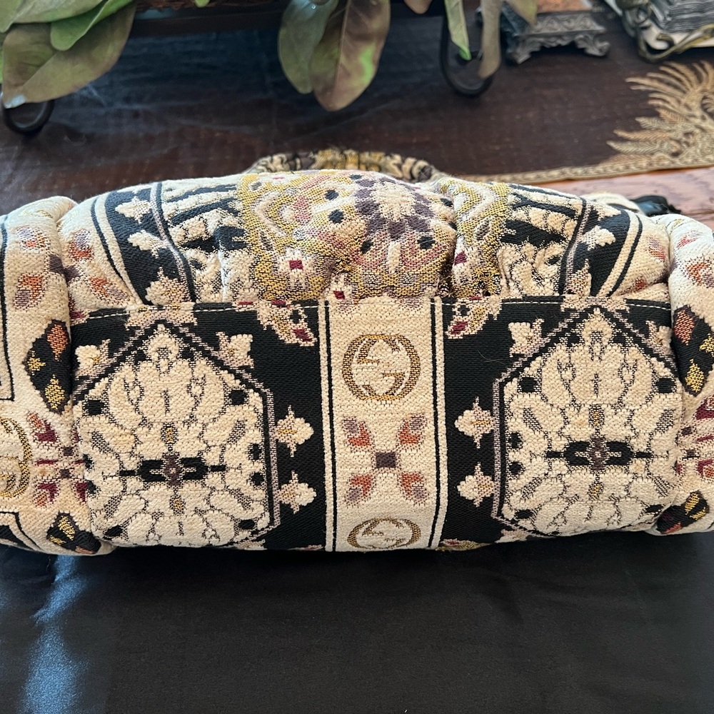 Elegant Authentic Gucci Tapestry Handbag - Picture 6 of 15